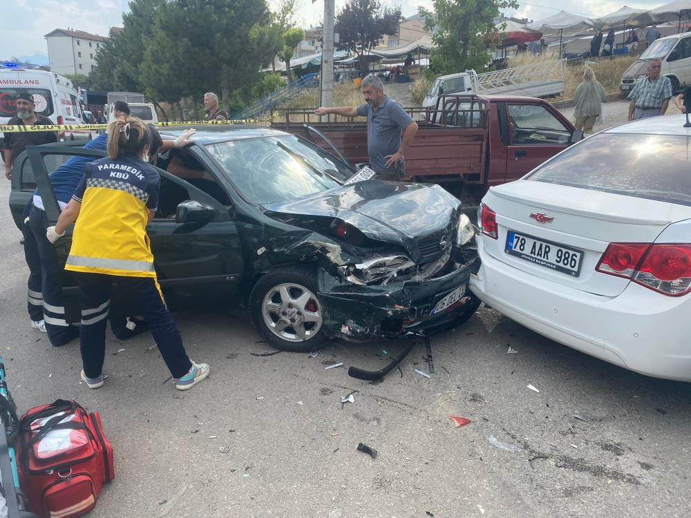 3 aracın karıştığı kaza: 5 kişi yaralandı