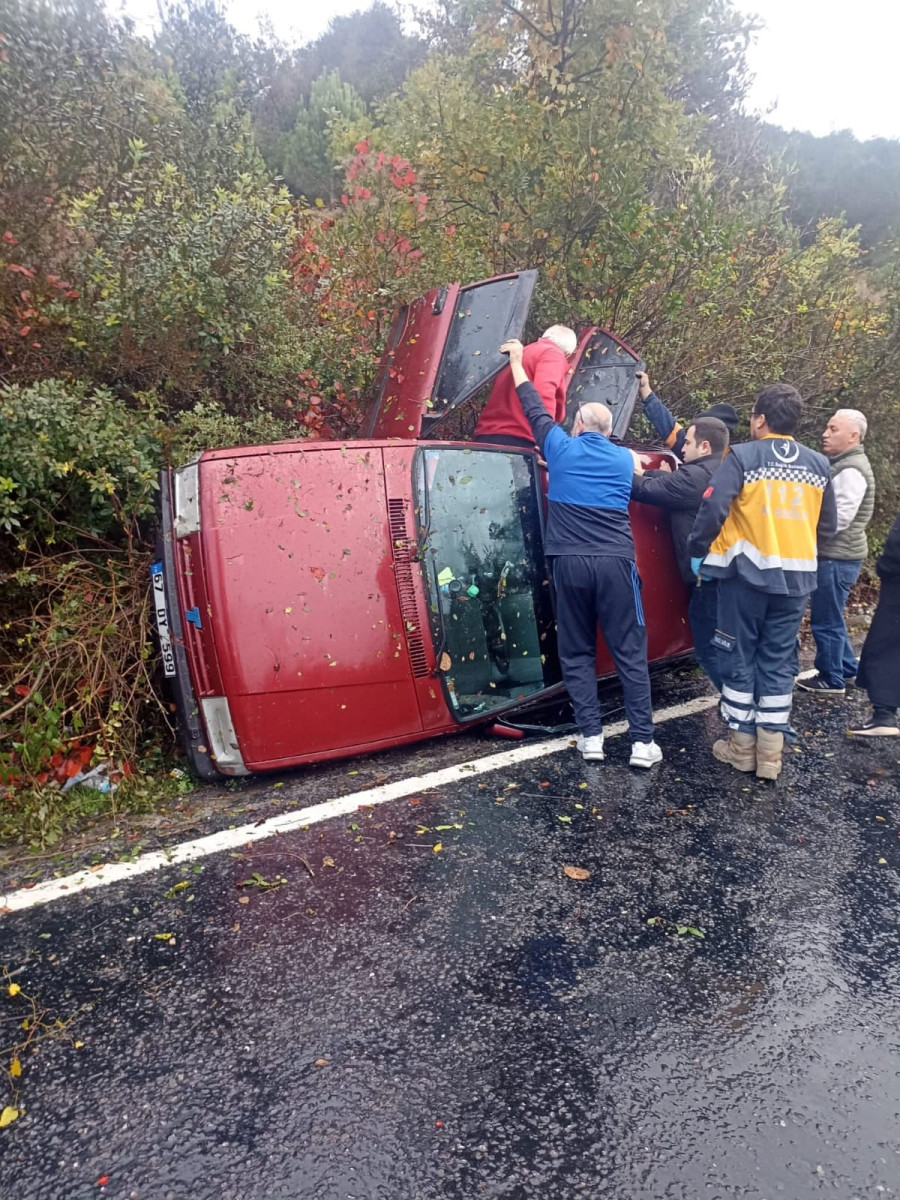 Alaplı'da otomobil kaza yaptı; 3 yaralı