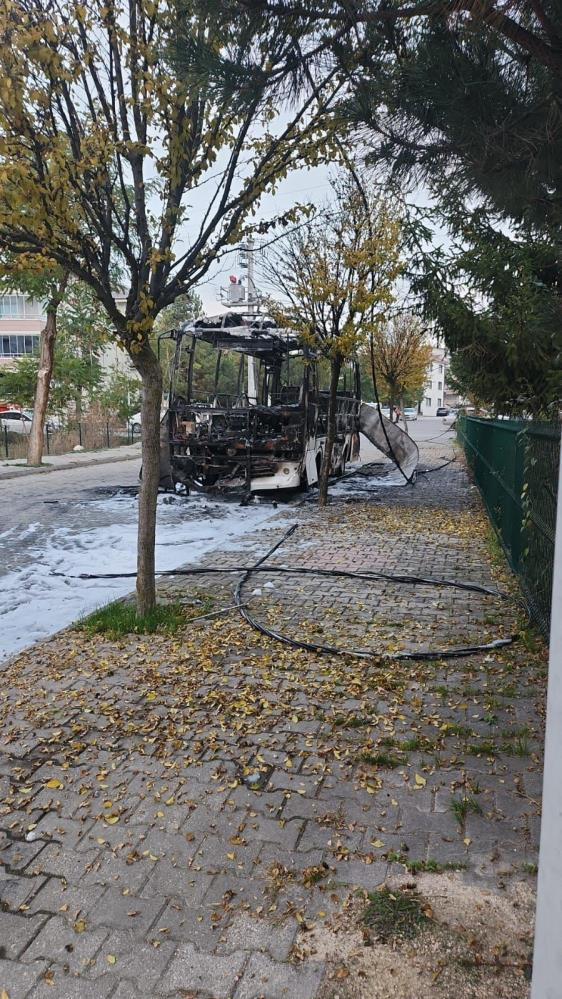 Alev topuna dönen minibüsten geriye iskeleti kaldı