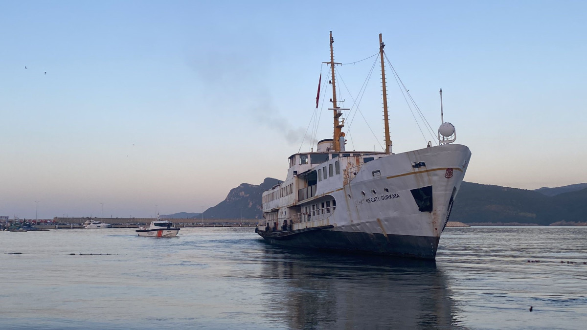 Amasra Limanı'nda fırtınada çapası hasar alan vapur sürüklenerek karaya oturdu