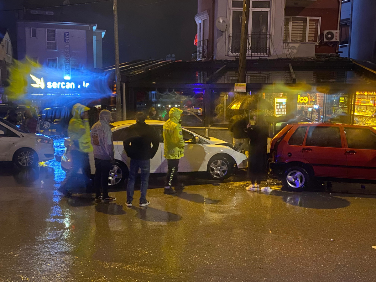 Bartın'da alkollü sürücü dehşeti: Park halindeki 6 araca çarparak durabildi