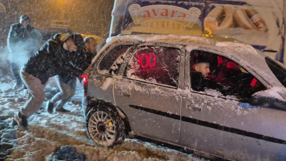 Bartın'da renkli kar görüntüleri