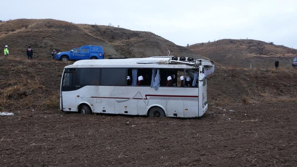 Çankırı'da minibüs şarampole devrildi: 29 yaralı