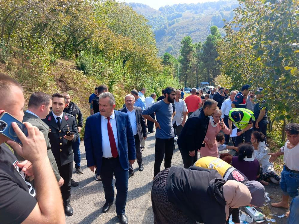 Düzce'de minibüs uçuruma yuvarlandı: Çok sayıda yaralı var