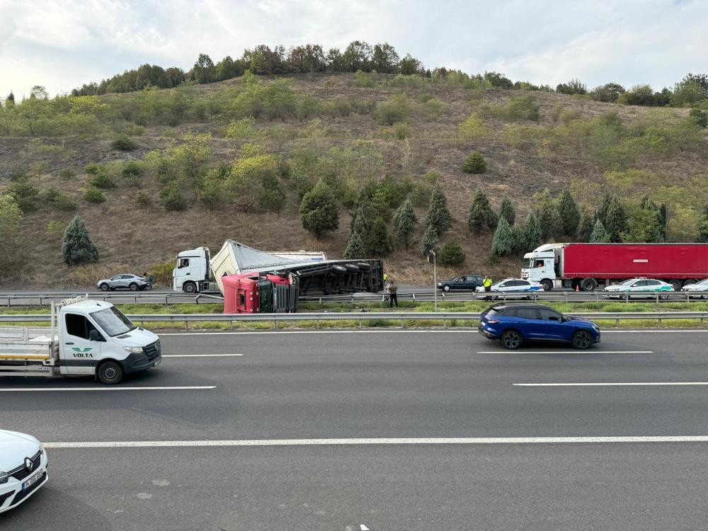 Düzce’de sürücüsünün direksiyon hakimiyetini kaybettiği kolonya yüklü tır, otoyolda devrildi. Kaza sebebiyle İstanbul istikametinde trafik tek şeritten verildi.