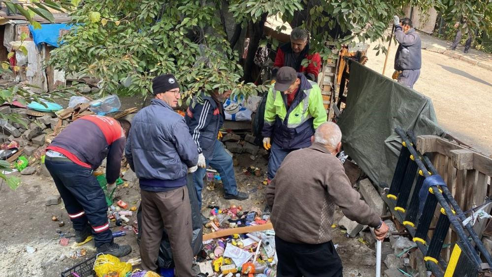  Evi çöpten temizlenen ev sahibinin 