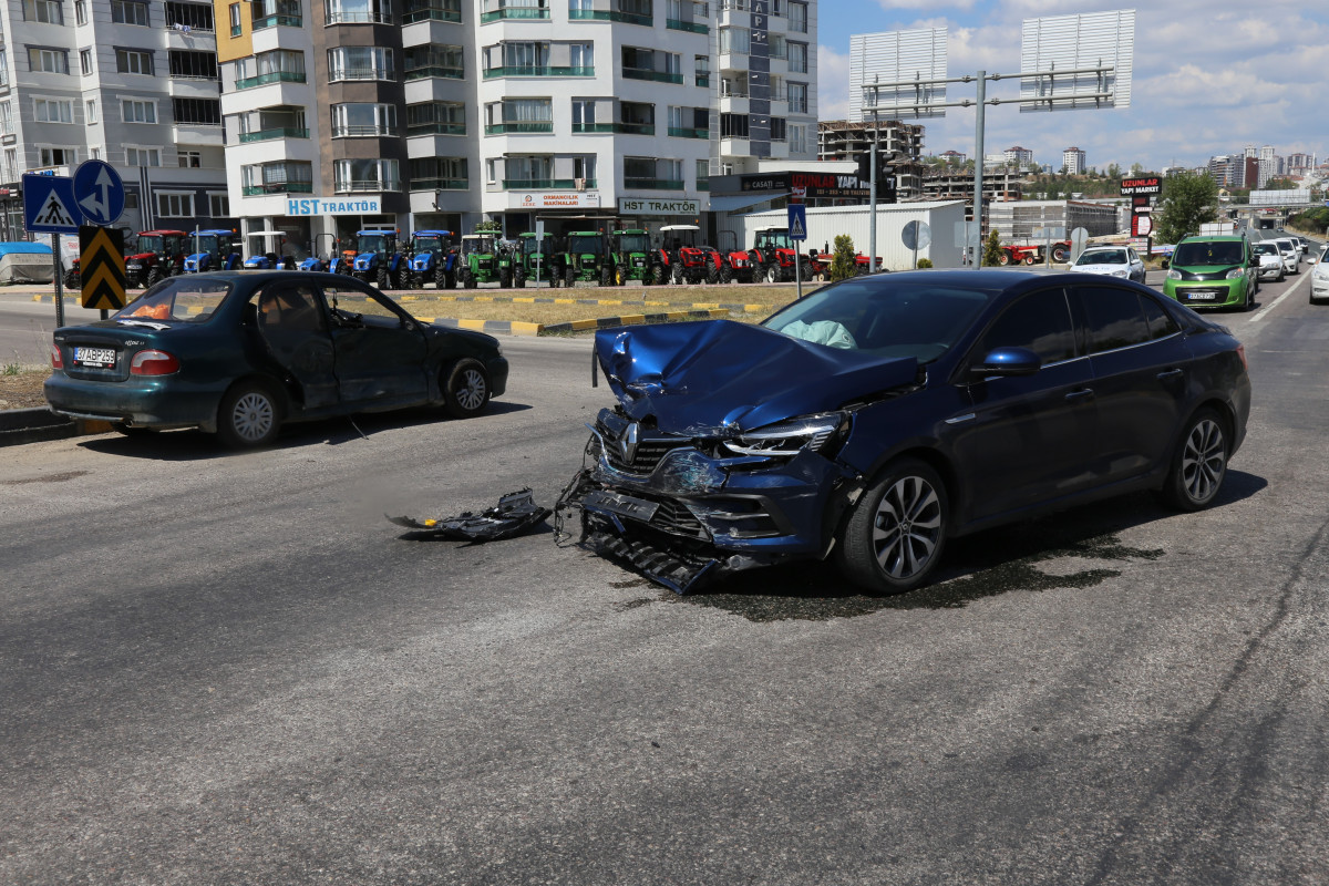 iki otomobil çarpıştı: 2 yaralı