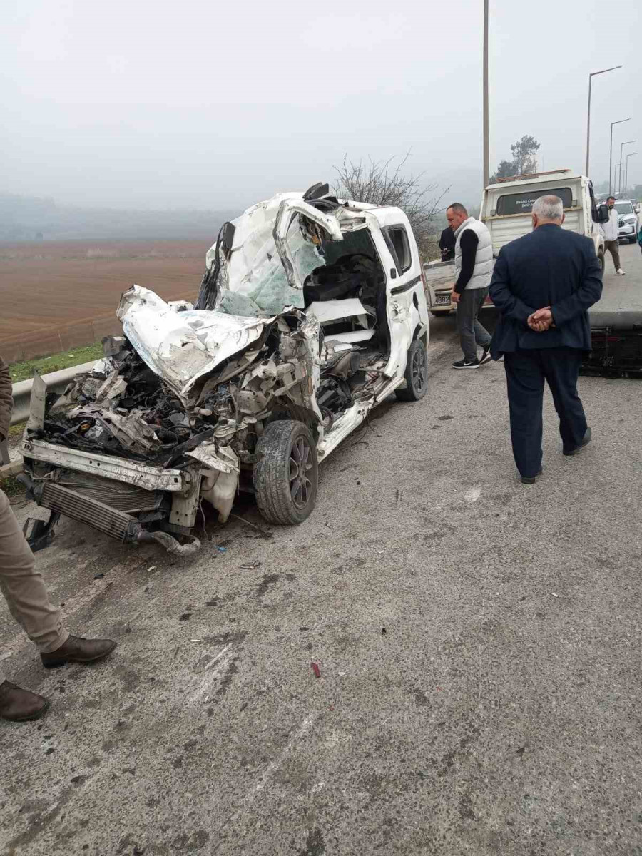 İzmir’de otomobil tıra çarptı, sürücü yaşamını yitirdi