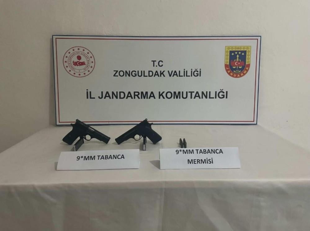 Jandarmanın durdurduğu araçtan silah çıktı; 2 tutuklu