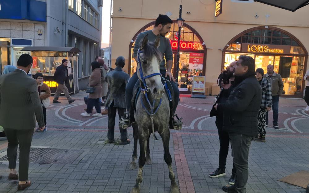 Kalabalık caddeye atla giren şahsa polis engeli