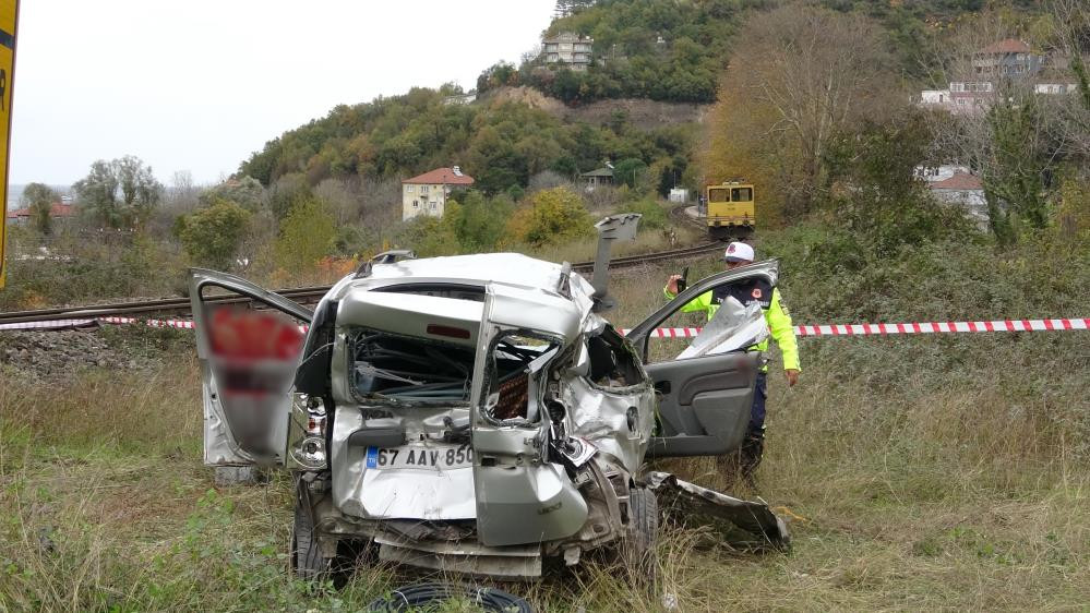 Kapalı bariyerden geçmek isteyen otomobile tren çarptı; 1'i ağır 2 yaralı