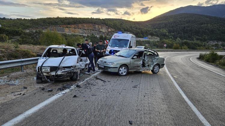 Karabük'te iki otomobil çarpıştı: 7 yaralı