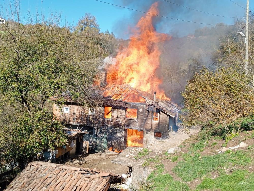 Karadeniz Ereğli'de iki katlı ahşap ev tamamen yandı