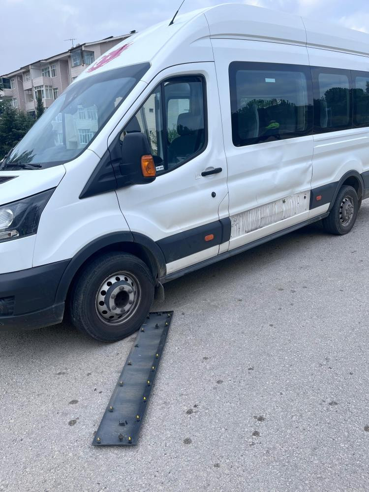 Minibüse çarpan bisikletteki çocuk yaralandı