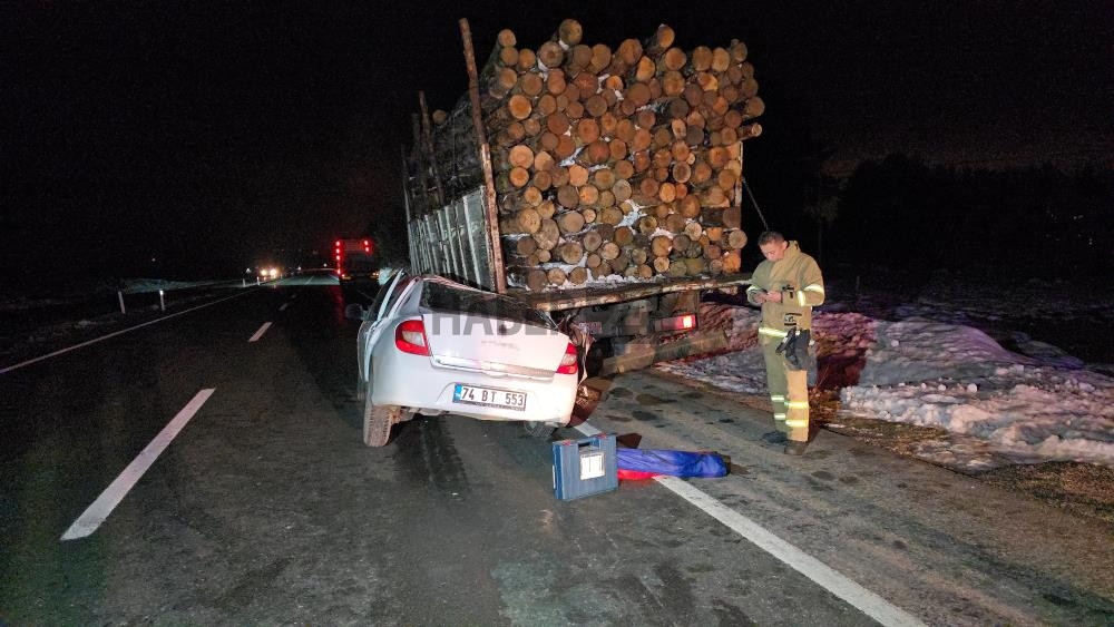 Otomobil, tomruk yüklü kamyonun altına girdi: 1 yaralı