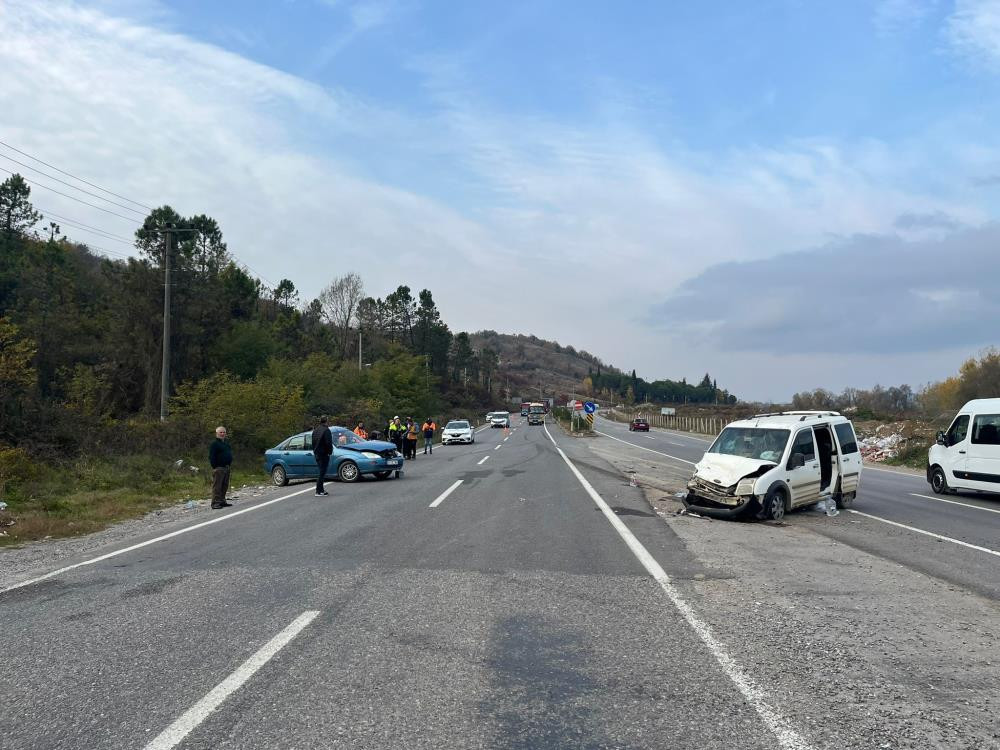 Otomobil ve hafif ticari araçla çarpıştı: 6 yaralı