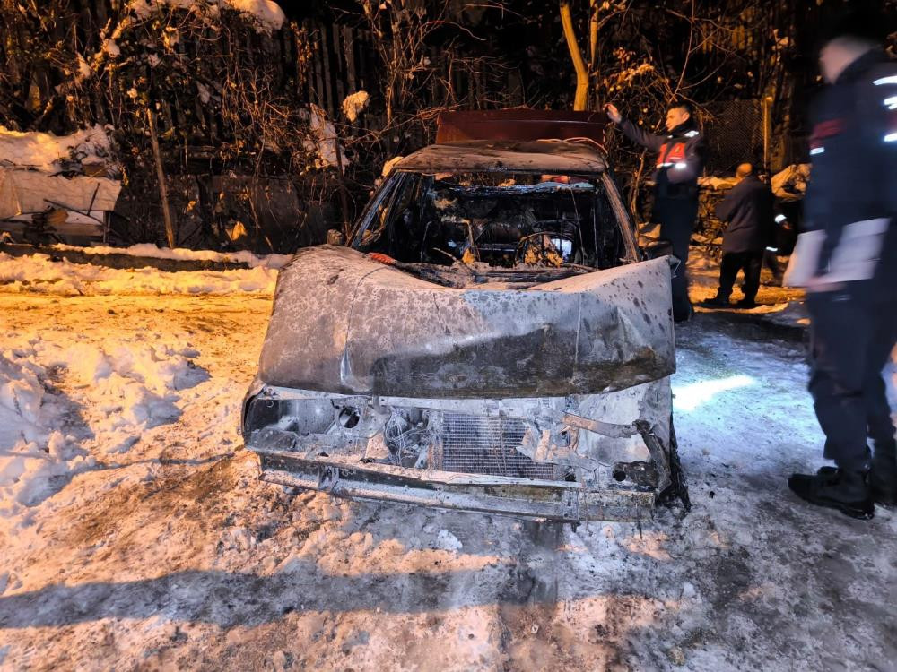 Otomobilde çıkan yangında ev ve traktör zarar gördü