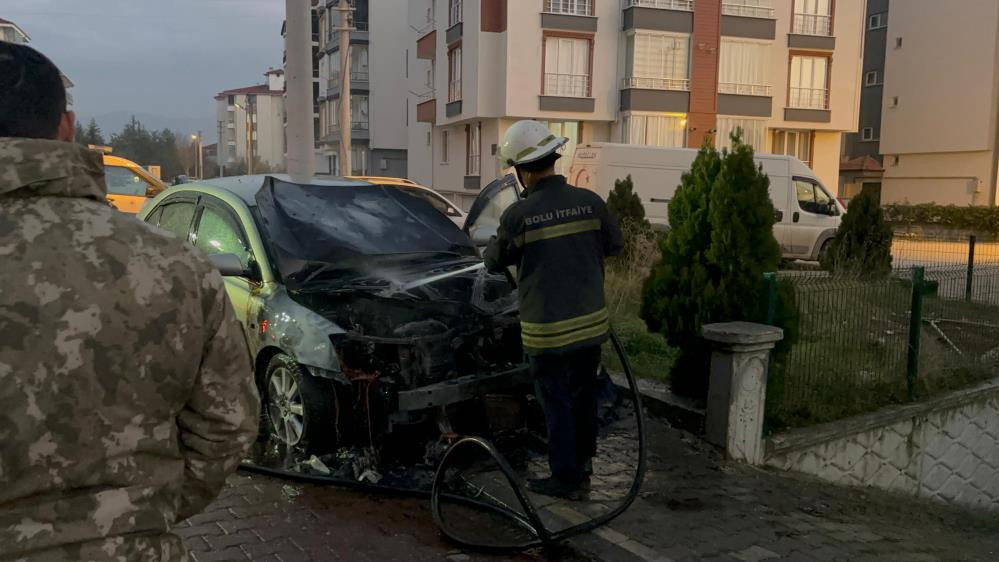 Park halindeki otomobilde yangın çıktı