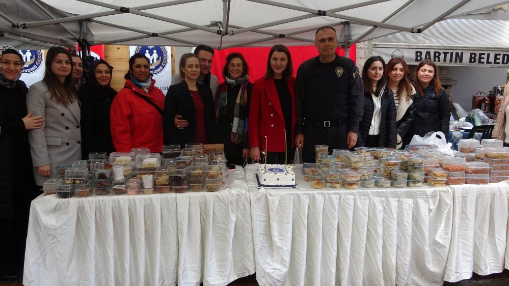 Polis eşlerinden birliktelik pastası