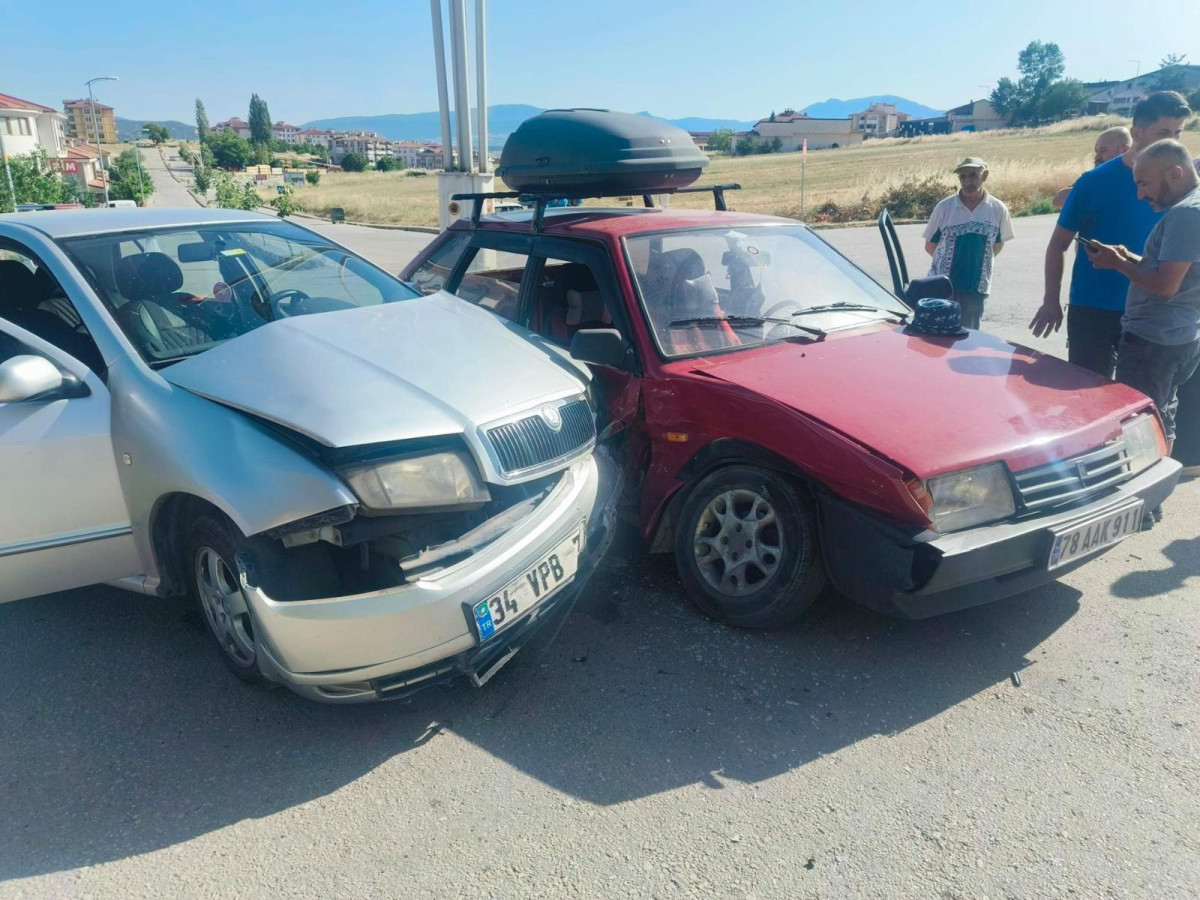 Safranbolu'da iki otomobil çarpıştı: 1 yaralı