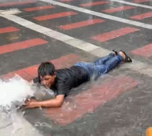 Sokakta biriken suda çocuğun gülümseten eğlencesi