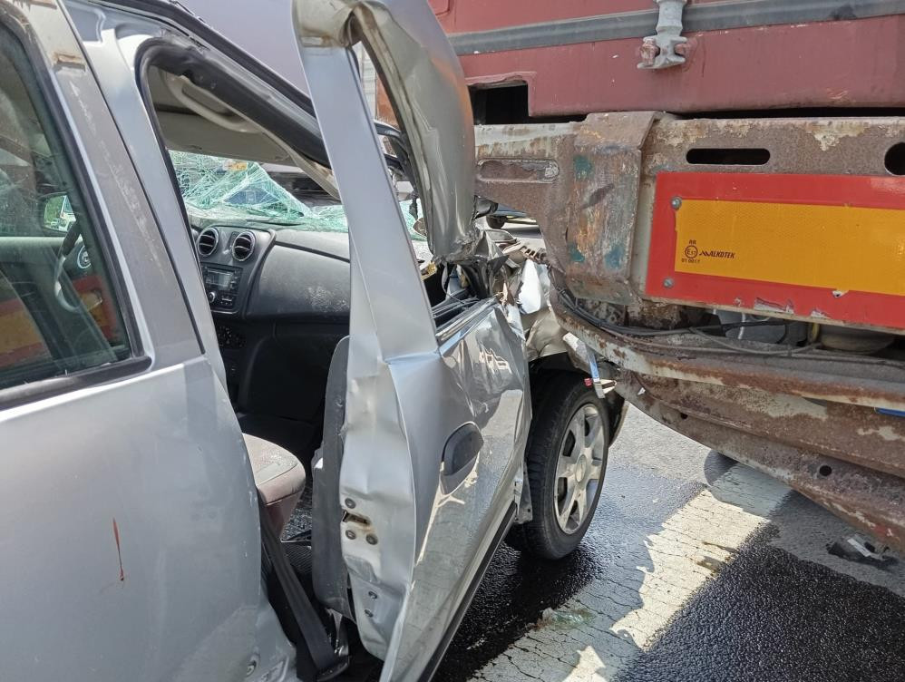 TEM'de otomobil tıra çarptı: 5 yaralı