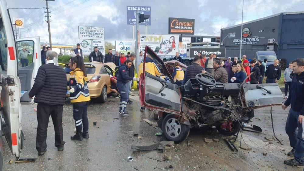 Trafik kazasında otomobil ikiye bölündü: 6 yaralı