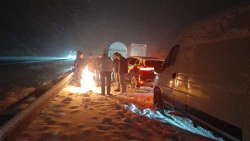 Yolda kalan tırlar emniyet şeridine alındı, trafik açılmaya başladı