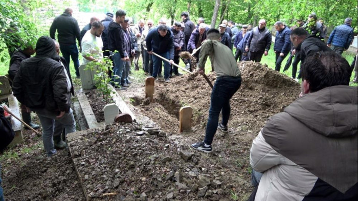 Yangında yaralanarak kaldırıldığı hastanede ölen kadın kocasının ve kızının yanına defnedildi