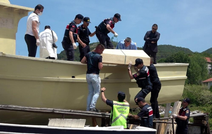 Bartın'da yaptırdıkları tekne mezarları oldu