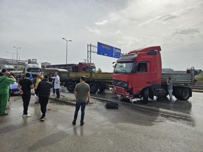 Yağmur sonrası kayganlaşan yolda makaslayan tır otomobile çarptı: 1 yaralı