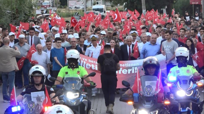 Polisler 15 Temmuz şehitlerinin resimlerini göğüslerinde taşıdı